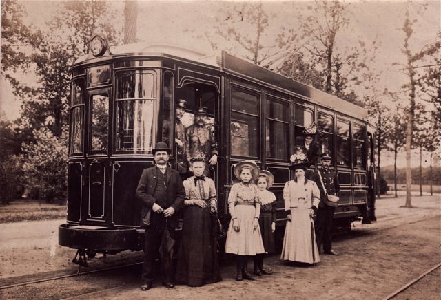 De familie Pauwels had bij de koloniale loterij een tram en eigen tramlijn gewonnen. Dat waren nog prijzen !